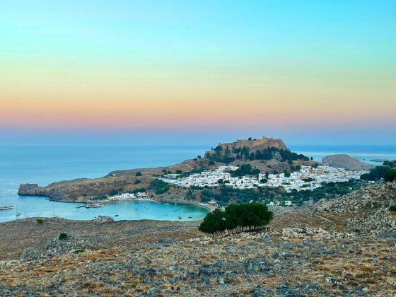 Vista del paese e dell'Acropoli di Lindos - Rodi